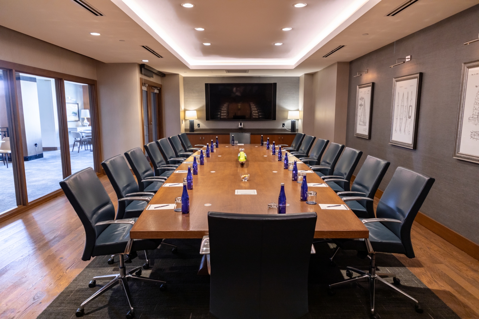 Komfortowe fotele i sofa w strefie relaksu sali konferencyjnej z roślinami