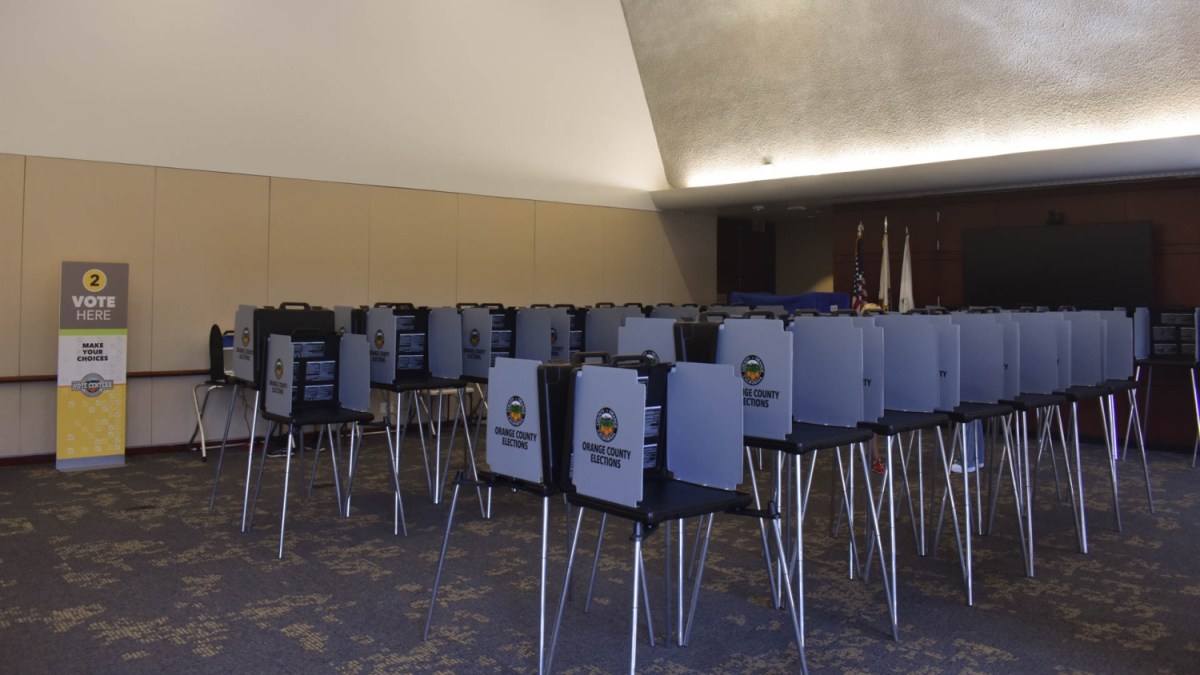 Długi stół w sali konferencyjnej ustawiony w kształcie litery U z krzesłami