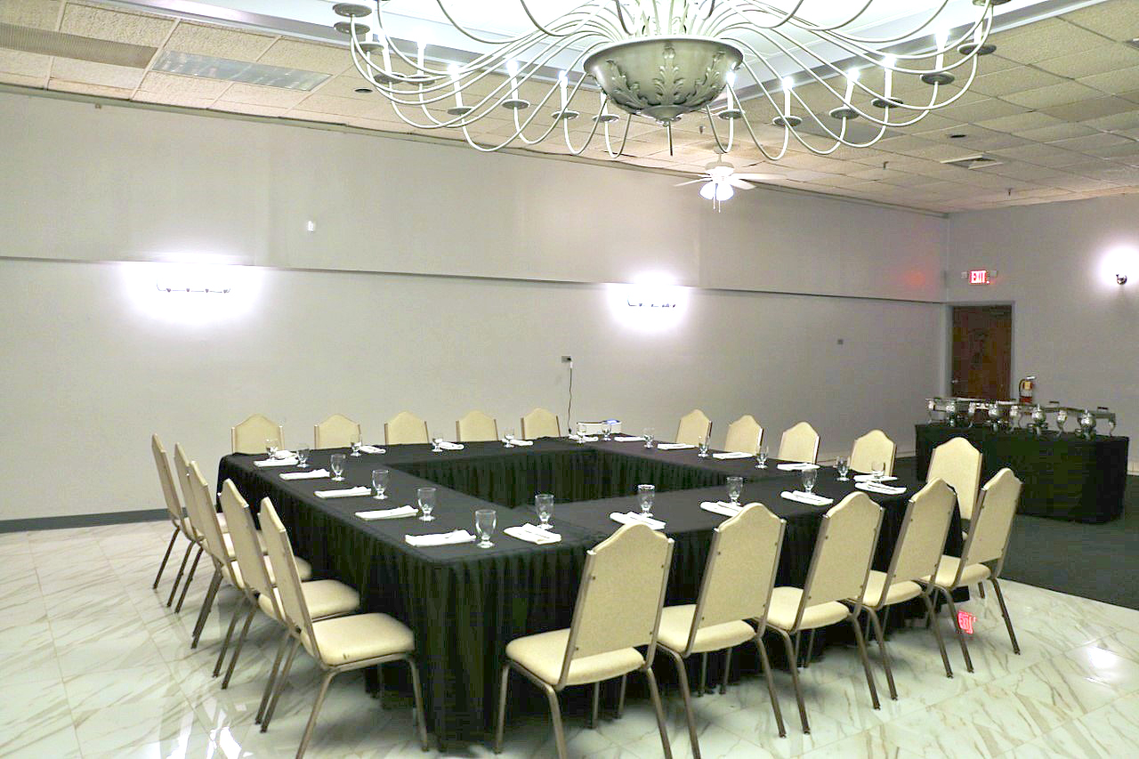 Projektor i duży ekran na ścianie sali z włączoną prezentacją biznesową