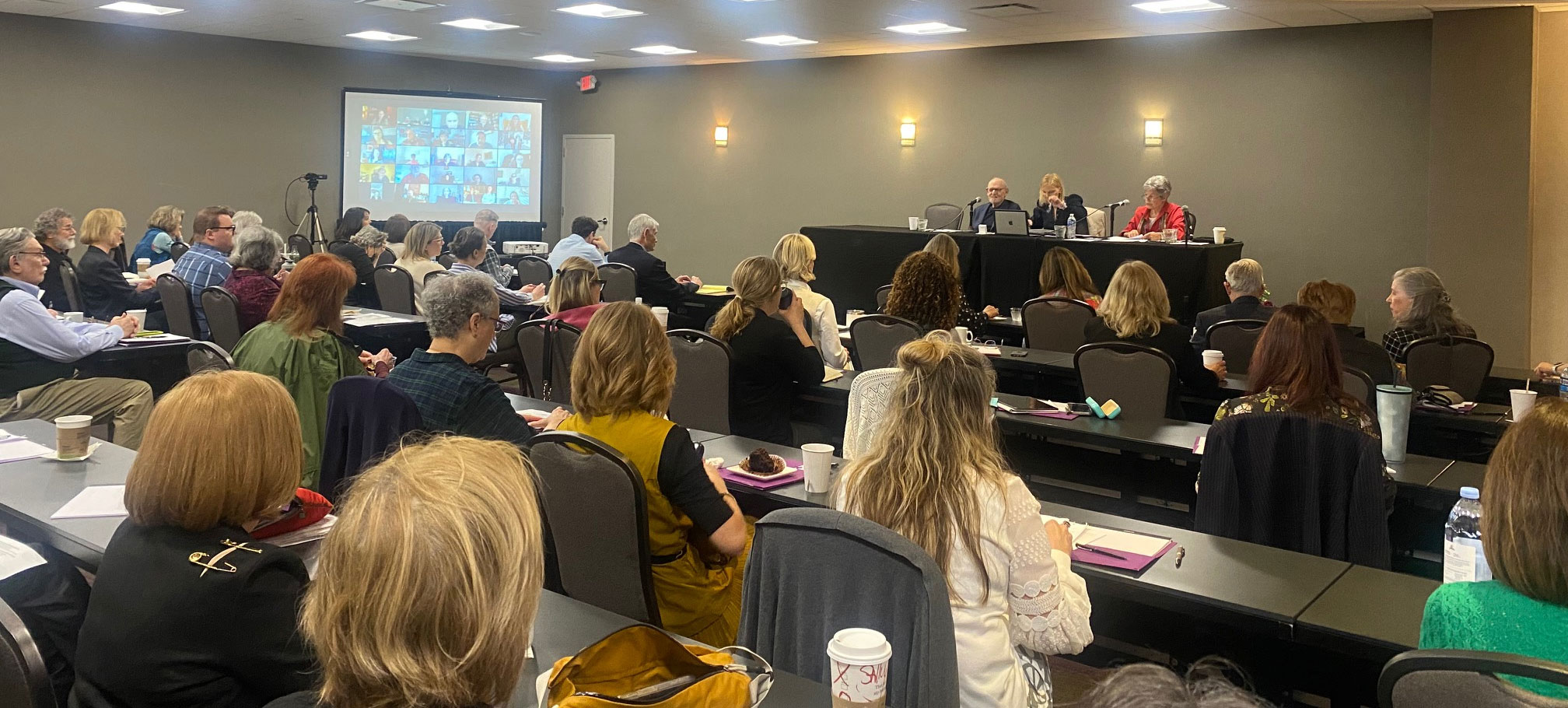 Otwarte laptopy długopisy i papiery rozsypane na stole konferencyjnym