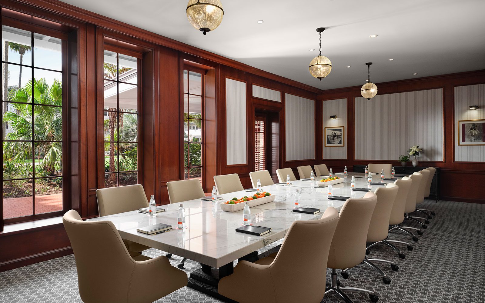 Wielkie okno w sali konferencyjnej z widokiem na zielony park i drzewa