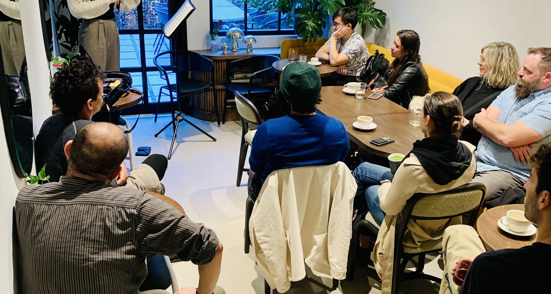 Bufet z kawą herbatą owocami i ciastkami w rogu sali konferencyjnej