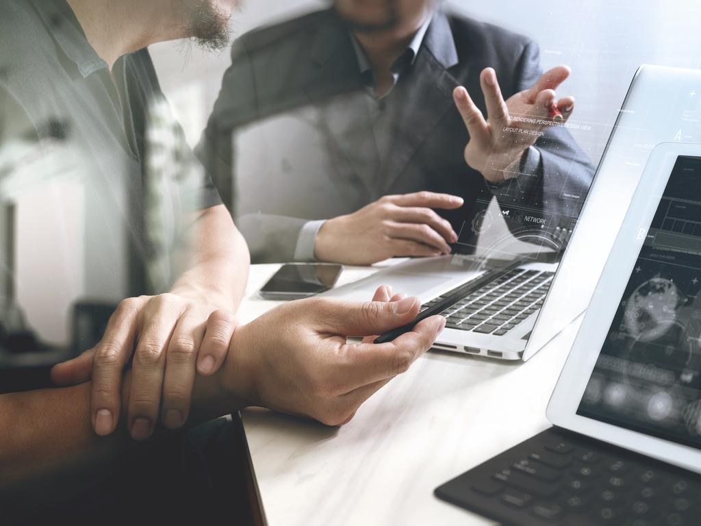 Weryfikacja spółki przed decyzją Inwestor przegląda dokumenty startupu w czasie analizy przed inwestycją