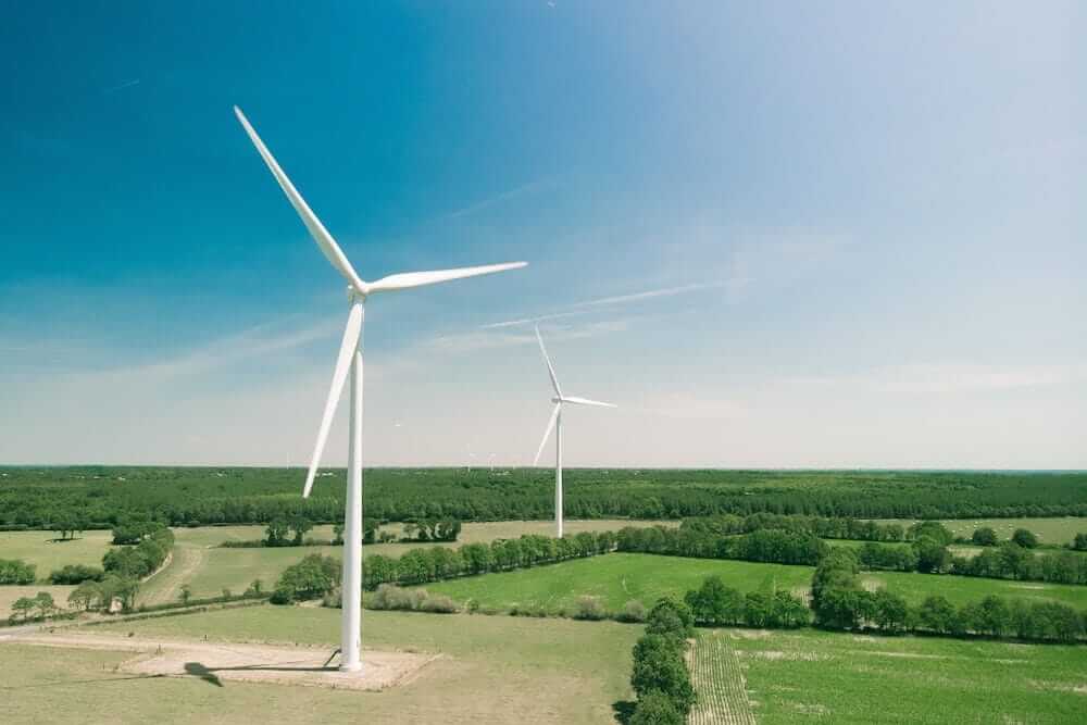 Pojedyncza turbina wiatrowa na tle krajobrazu Słupska