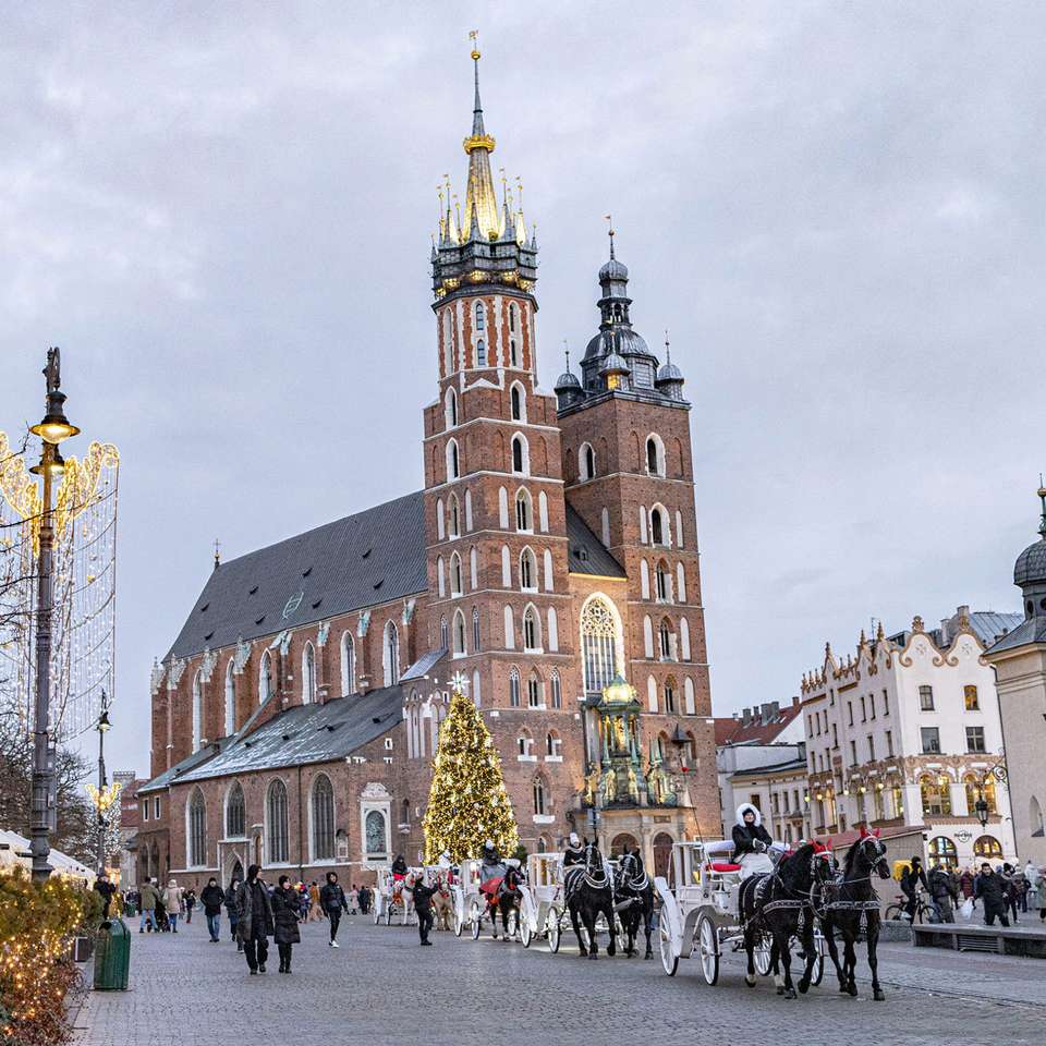 Modernizacja miejskiej zabudowy historycznej Odnowione fasady zabytkowych kamienic przy ulicy toruńskiej starówki
